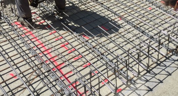 A steel reinforcement grid being laid on a construction site, reflecting how automated steel-list generation streamlines planning, reduces errors, and accelerates ARGE Baustahl’s workflow.