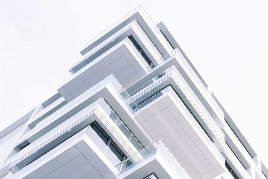 Modernes, weißes Gebäude von unten nach oben fotografiert
