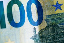 Coming soon - Nahaufnahme einer Hundert-Euro-Note, die auf eine Case Study aus der Bankindustrie hinweist