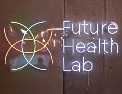 Die Beschilderung des Neon Future Health Labs ist gut sichtbar, und die Beteiligung von sclable wird im Rahmen der Veranstaltung hervorgehoben.