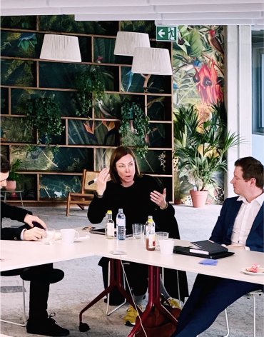 Sclable team member actively leading a discussion group, engaging participants in collaborative problem-solving.