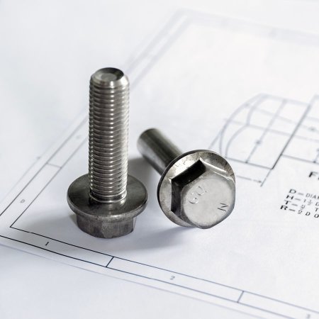 Maßgeschneiderte Metallschraube, die auf eine Case Study aus der Fertigungsindustrie hinweist