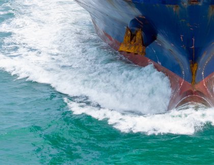 Schiffsbug pflügt durch das Meer – maritime CO₂-Emissionen im Fokus von Swiss Climate Audits unterstützt durch Sclable Workflow Intelligence.