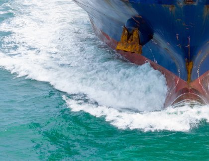 Ship’s bow cutting through the sea – maritime CO₂ emissions under review by Swiss Climate audits supported by Sclable Workflow Intelligence.