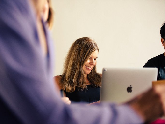Frau sitzt vor einem Laptop während eines Workshops über Kundenanforderungen